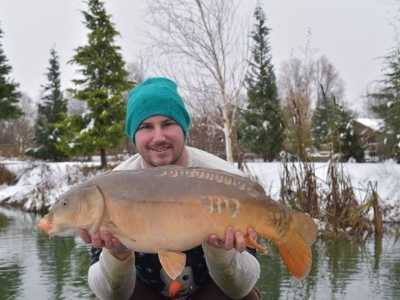 best uk carp fishing holidays - cherry lakes