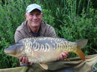 best uk carp fishing holidays - cherry lakes