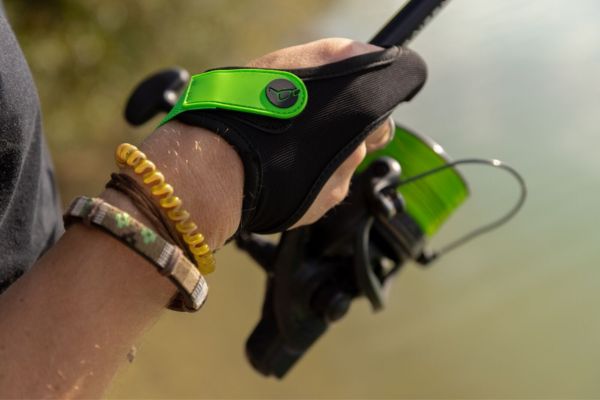 Using a finger stall for spodding Using a finger stall for spodding